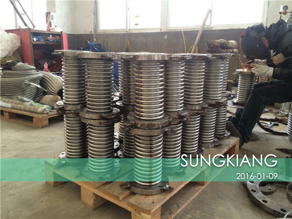 DN100不锈钢波纹补偿器,补偿量75mm不锈钢波纹补偿器,不锈钢波纹补偿器内径导流筒,不锈钢波纹补偿器制造加工现场