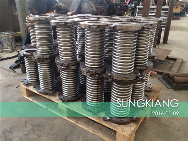DN100不锈钢波纹补偿器,补偿量75mm不锈钢波纹补偿器,不锈钢波纹补偿器内径导流筒,不锈钢波纹补偿器制造加工现场