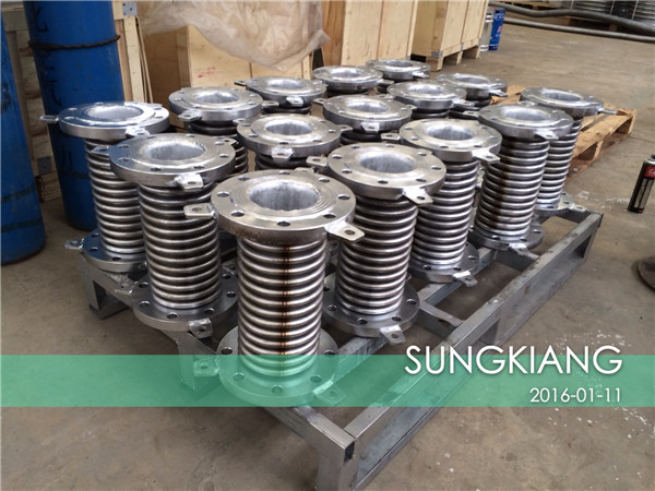 DN100不锈钢波纹补偿器,补偿量75mm不锈钢波纹补偿器,不锈钢波纹补偿器内径导流筒,不锈钢波纹补偿器制造加工现场
