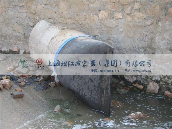 DN900鸭嘴阀卡箍式橡胶止回阀安装在河道排污管道上 DN900鸭嘴阀卡箍式橡胶止回阀安装在河道排污管道上