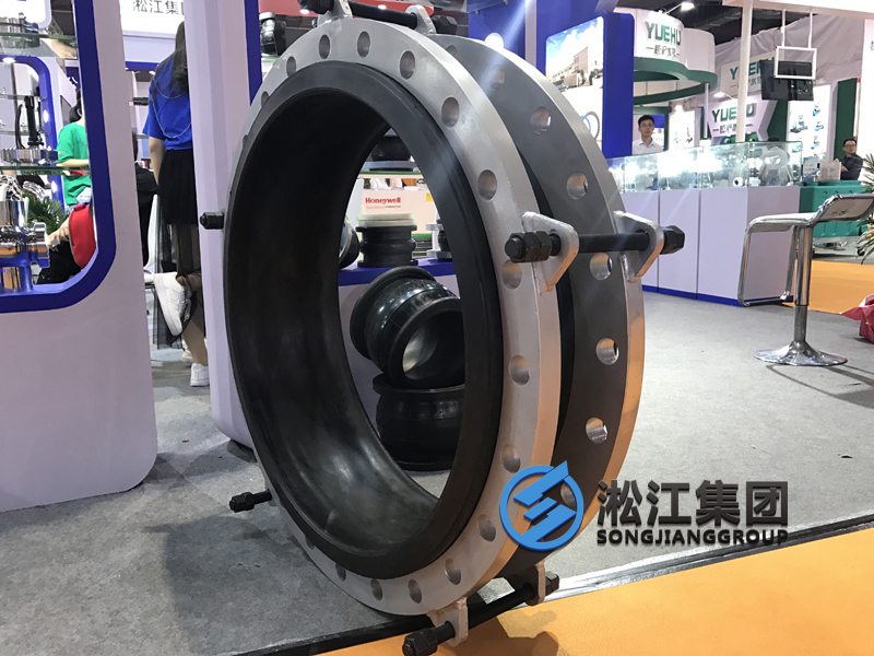 淞江集团携高端橡胶接头参加2017年上海泵管阀展会现场