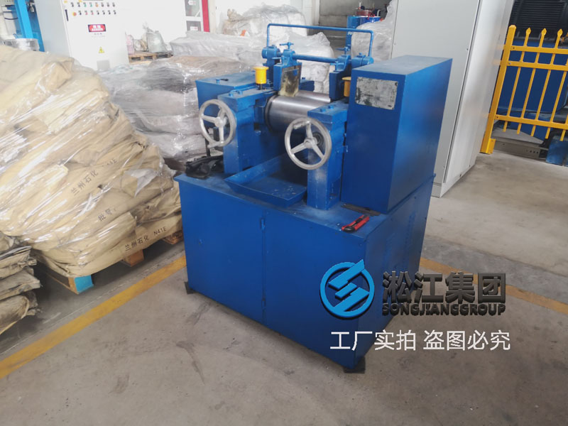 【检测中心】橡胶接头胶料试验采用6寸开炼机 【检测中心】橡胶接头胶料试验采用6寸开炼机