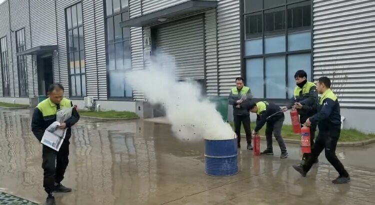 加强消防知识学习消防演习训练”确保安全工作” 加强消防知识学习消防演习训练”确保安全工作”